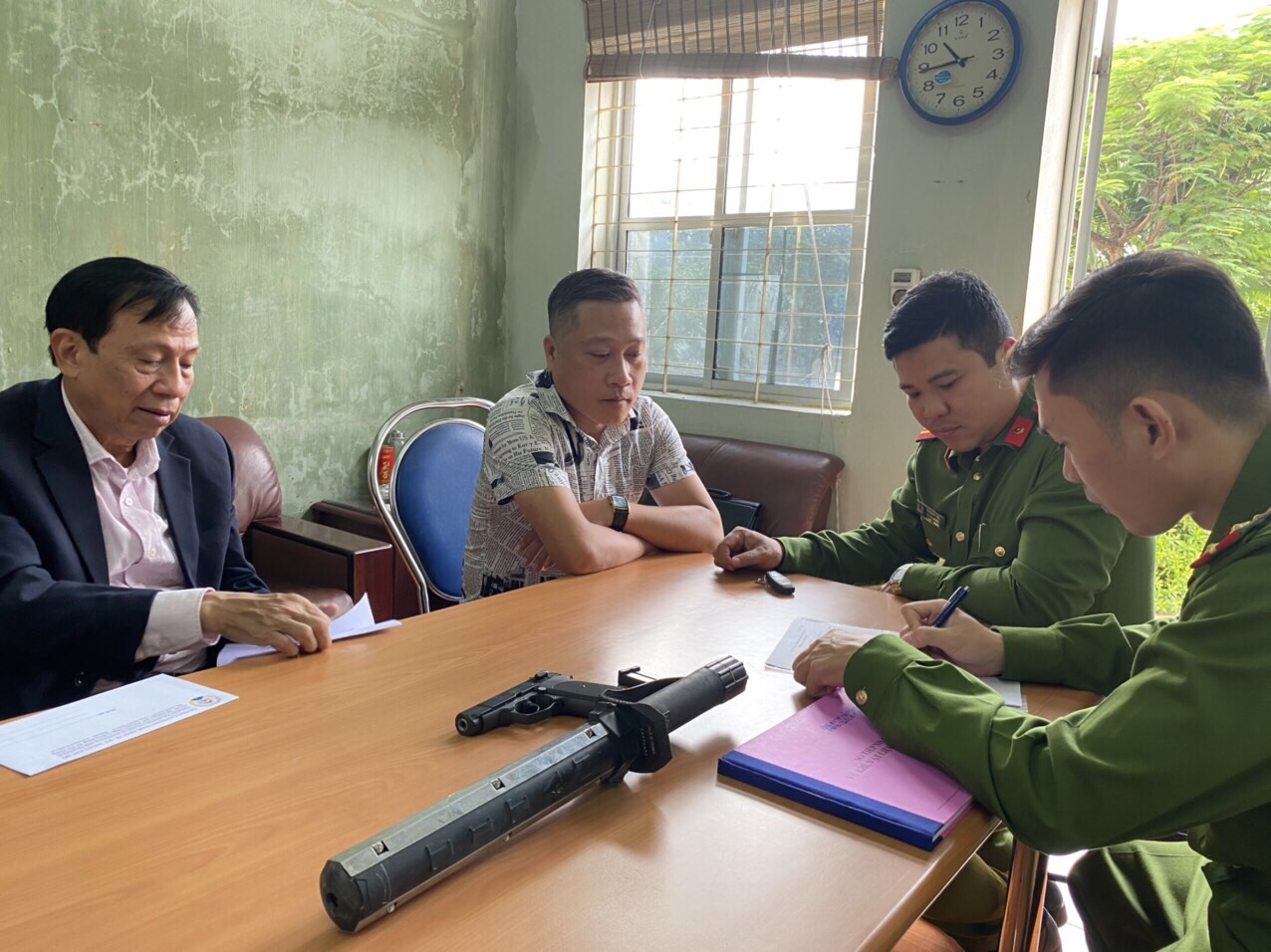 Phòng Cảnh sát QLHC về TTXH:  Vận động, thu hồi 8 khẩu súng công cụ hỗ trợ, 1 dùi cui điện, 67 viên đạn công cụ hỗ trợ các loại